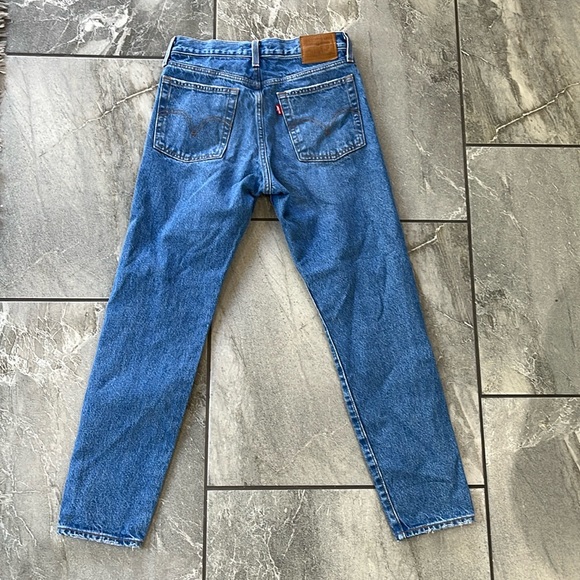 💙 Levi’s Premium Wedgie Straight Fit medium wash size 26 jeans 100% cotton - Picture 3 of 10